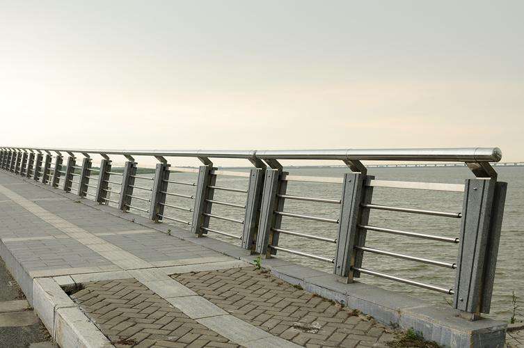 37.jpg 橋梁護(hù)欄