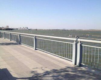 橋梁護(hù)欄.jpg 橋梁護(hù)欄.jpg