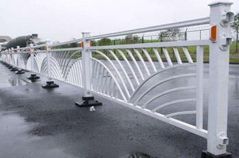 道路護(hù)欄.jpg 道路護(hù)欄.jpg